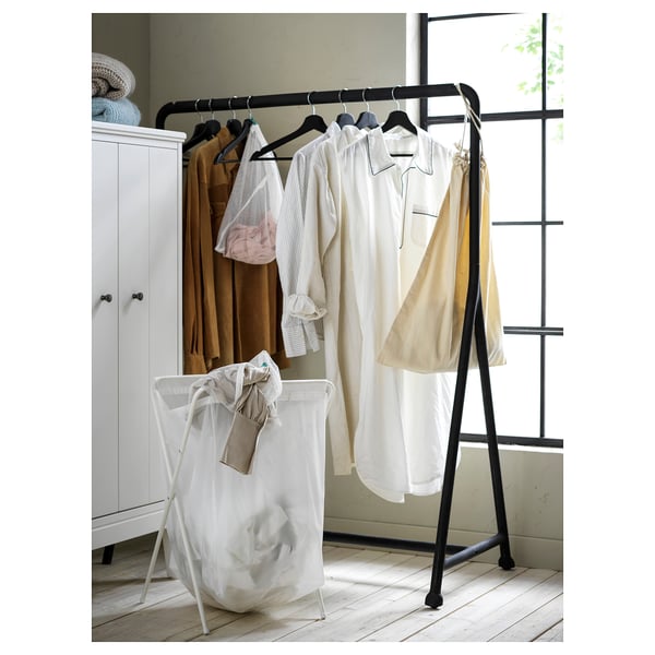 Svart TURBO klädhängare med kläder. Hjul och är lätt att flytta.