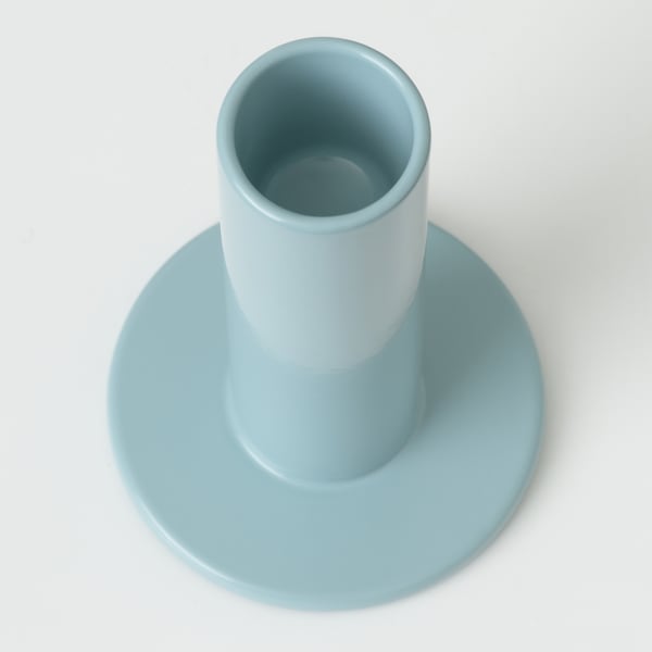 Cylindrisk ljusstake; slät, pastellblå finish; robust bas; överlägset hantverk.