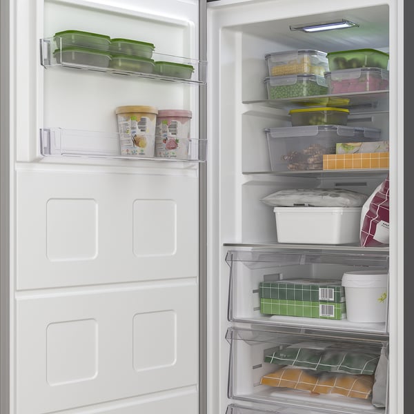 Öppen frys som visar organiserade behållare med frysta livsmedel; Inkluderar integrerad lampa och smarta förvaringsfack.