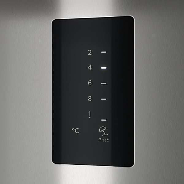 Kontrollpanel med temperaturinställningar och larmindikatorer.