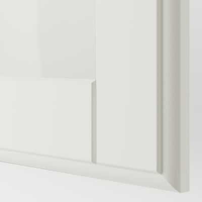 Krispig vit TYSSEDAL garderobsdörr, elegant och minimalistisk med släta kanter, perfekt målad.