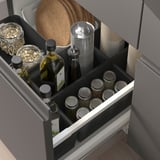 Lådorganisatör med fack som rymmer flaskor, burkar och lådor. Effektiv köksförvaringslösning.