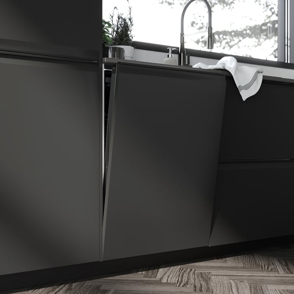 Modernt kök med UPPLÖV mattsvarta skåp, snygga handtag och integrerad design.