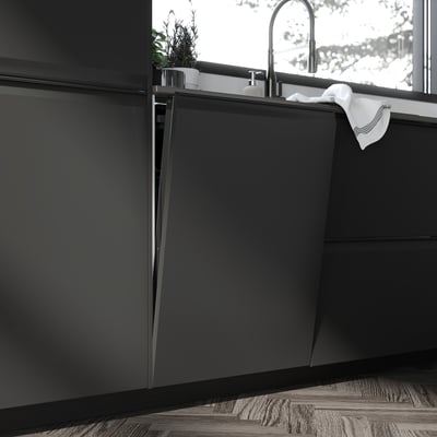 Modernt kök med UPPLÖV mattsvarta skåp, snygga handtag och integrerad design. Diskbänk och kran i rostfritt stål vid fönstret.