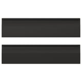 Två svarta rektangulära köksskåpsfronter med eleganta, enkla linjer och integrerade handtag. Modern, minimalistisk design.