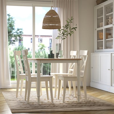 Liten matta VÄGNÄT under matbordet, ljusgrå, ull, rektangulär, traditionell design, passar snyggt i rummet.