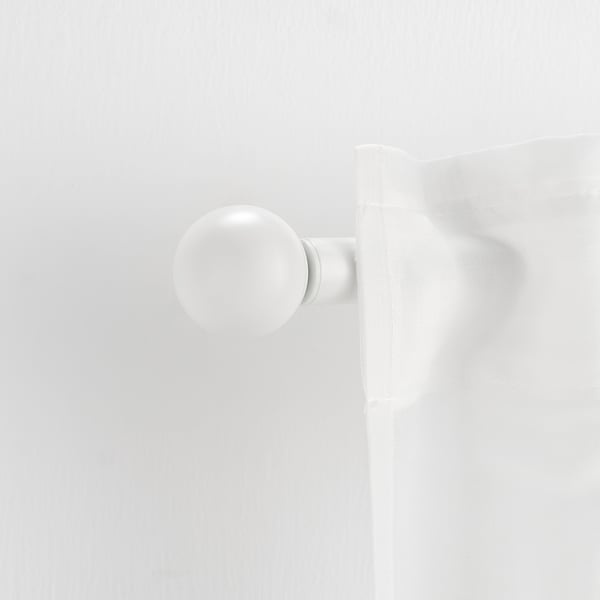 Den VÄSENTLIG vita finialen är liten, rund och modern. Tillverkad av återvunnen plast monteras den enkelt på gardinstänger.