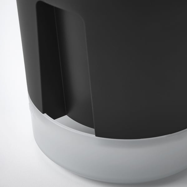 Svart och vit självvattnande planteringslåda med modern design. Rund form, frostad botten visar vattennivån. Högkvalitativa, hållbara material.