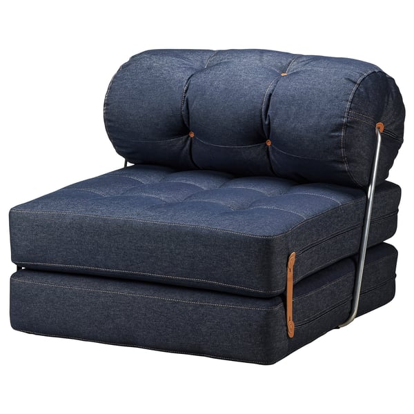 Blå denimstol med kuddar, hopfällbar, modern design, bekväma sittplatser.