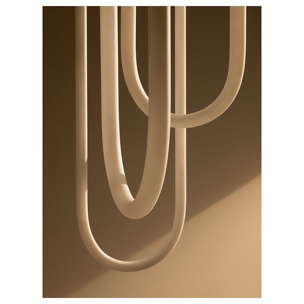 Varmblikt lampa: 3 u-formade armar i frostat glas avger varmt LED-ljus.