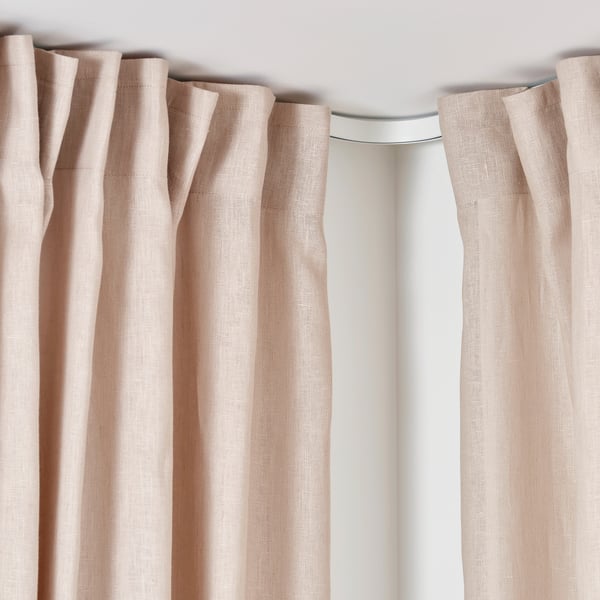 Gardinstång med veckade beige gardiner, lätt att montera och klippa för anpassad längd.