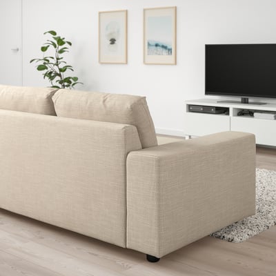 Modernt vardagsrum med ljusbeige VIMLE soffa, matchande inredning och tv på vitt stativ.