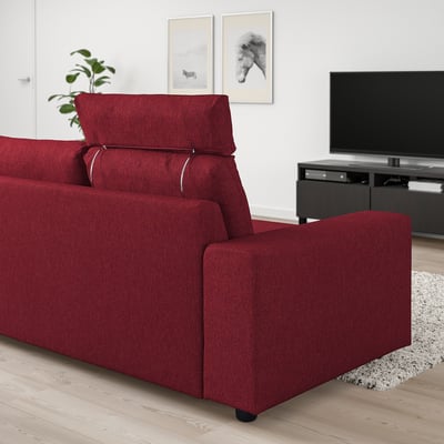Röd VIMLE soffa i vardagsrummet med tv. Modern, bekväm design. Stor jämfört med tv och anläggning.