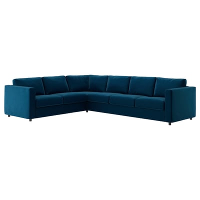 En VIMLE blågrön sektionssoffa med modern design, böjd form och sammetsliknande tyg.