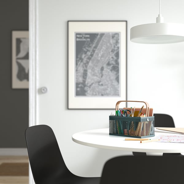 Modernt matbord med svart stol, VIMPELFISK organisatör, kartaffisch, hängande lampa, konstverk.