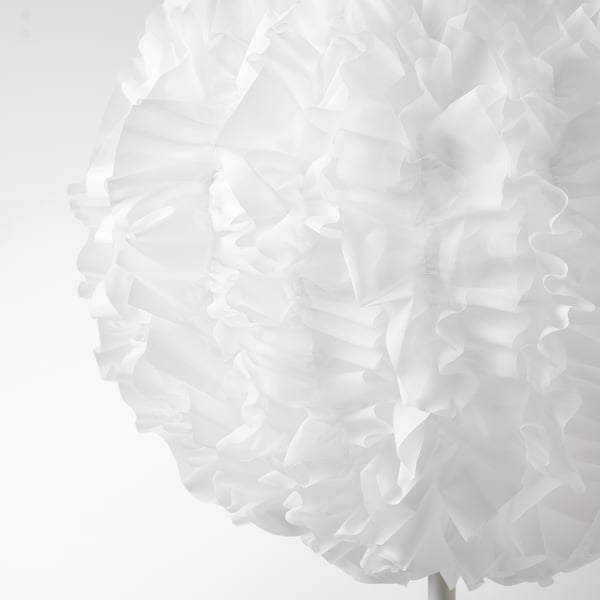 Molnliknande vit lampskärm, tillverkad av mjuk, återvunnen polyester, som avger ett mjukt sken.