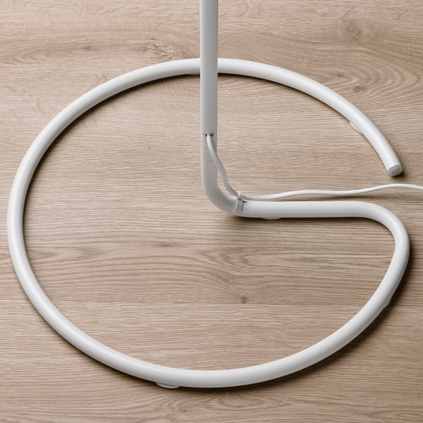 Modern golvlampa. Tillverkad av slät, minimalistisk vit metall som bildar en elegant, cirkulär design. Kompletterar lätt modern inredning.