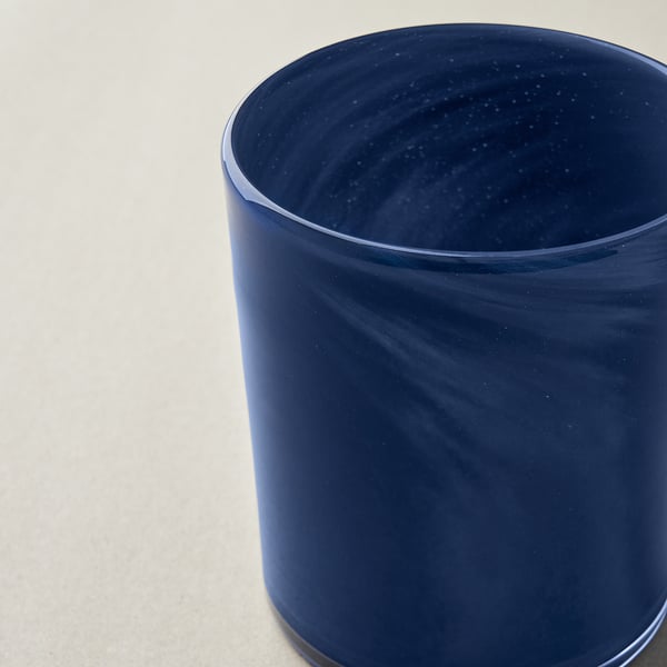 Ljusstake i mörkblått glas, slät yta, munblåst konsistens.