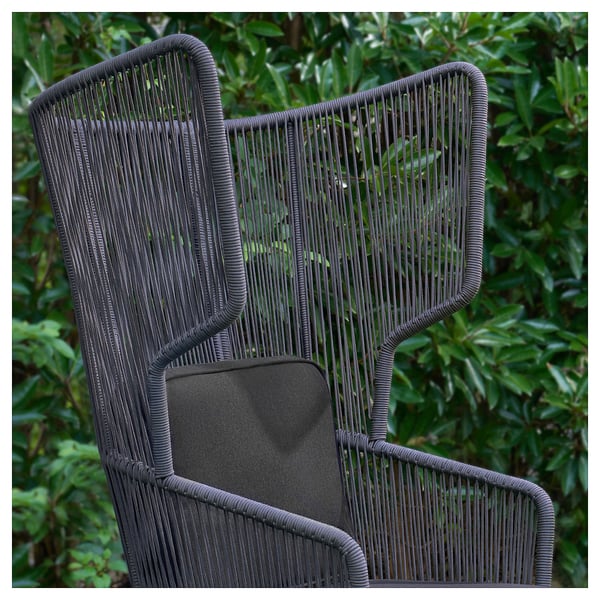 Mörkgrå VINGSÖN korgstol med dynor, utomhus.