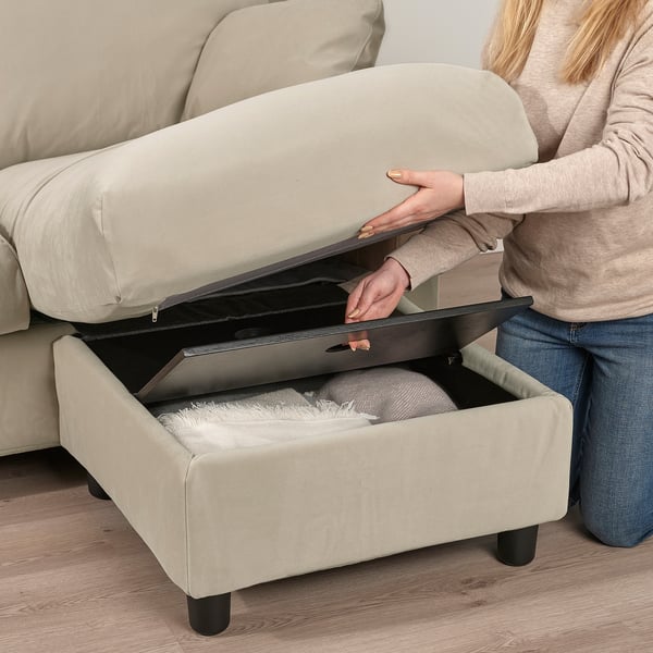 En person öppnar soffan VINLIDEN och avslöjar kuddar inuti.