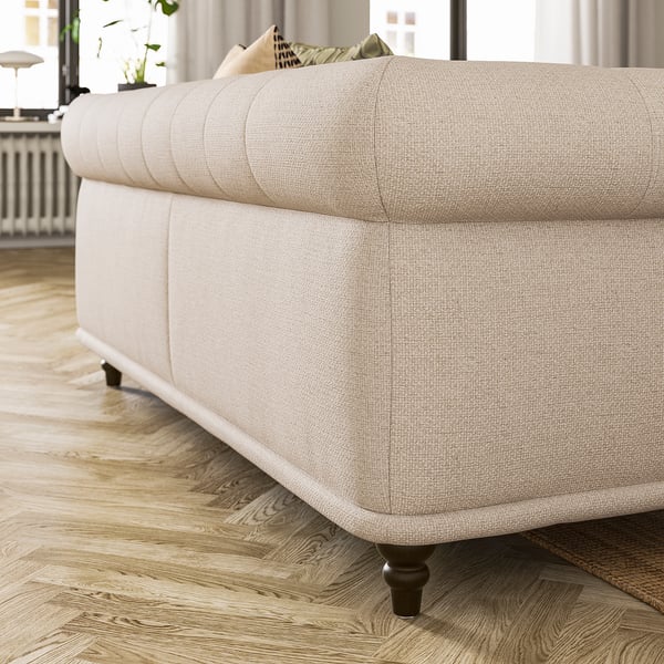 VISKAFORS soffa: ljusbeige, svängd design, mjukt tyg, stora armstöd, klassisk stil.