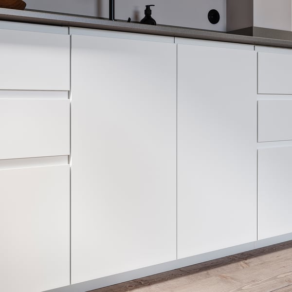 Moderna vita köksluckor med minimalistiska integrerade handtag.