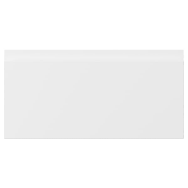 En vit VOXTORP skåpfront med integrerade handtag, tillverkad av träfiberskiva och plastkanter, presenterar en minimalistisk modern design.