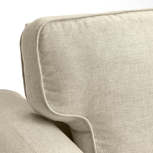 Bekväm beige soffa, detaljerade sömmar, mjuk, tygstruktur.