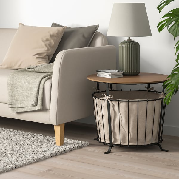 ÄNGESBYN : table d’appoint rustique avec plateau en bois, base en métal et sac de rangement.