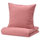 Option : Une housse de couette en coton rose ÄNGSLILJA avec un couvre-oreiller. Le tissu est doux et prélavé.