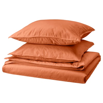 Parure de lit ÄNGSLILJA en terre cuite, pliée soigneusement, douce, prélavée 100 % coton pour plus de confort.