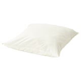Une taie d’oreiller ÄNGSLILJA simple et blanche en coton doux, dotée d’un design de fermeture enveloppe.