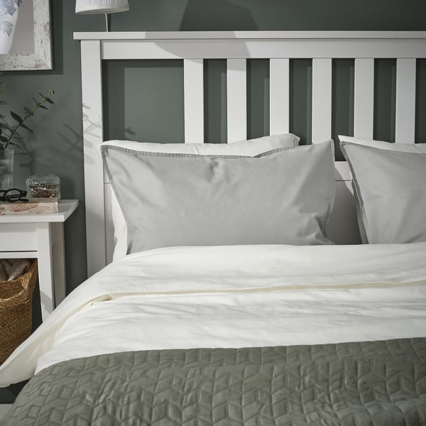 ÄNGSLILJA ensemble de taie d’oreiller grise sur le lit, 100 % coton, doux et respirant, fermeture enveloppe, taille standard.