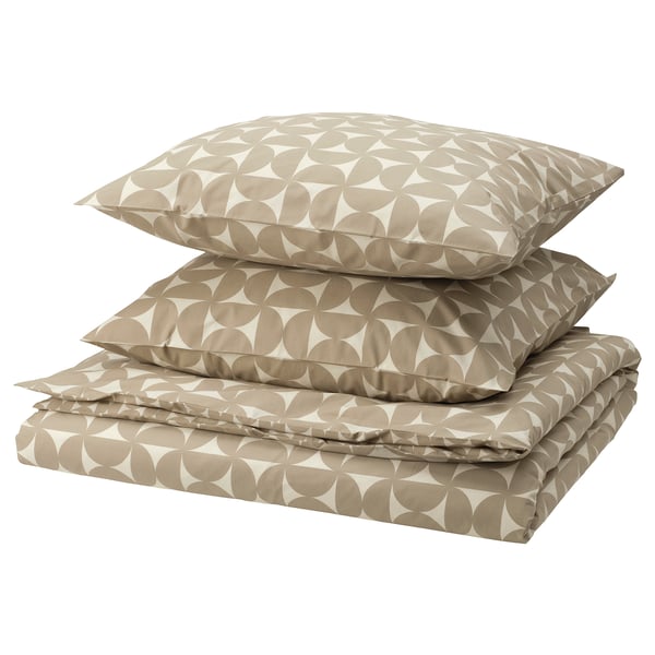 Ensemble de literie plié, de couleur beige-brun, motifs géométriques, comprend une housse de couette et des taies d’oreiller, en coton et viscose.