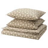 Ensemble de literie plié, de couleur beige-brun, motifs géométriques, comprend une housse de couette et des taies d’oreiller, en coton et viscose.