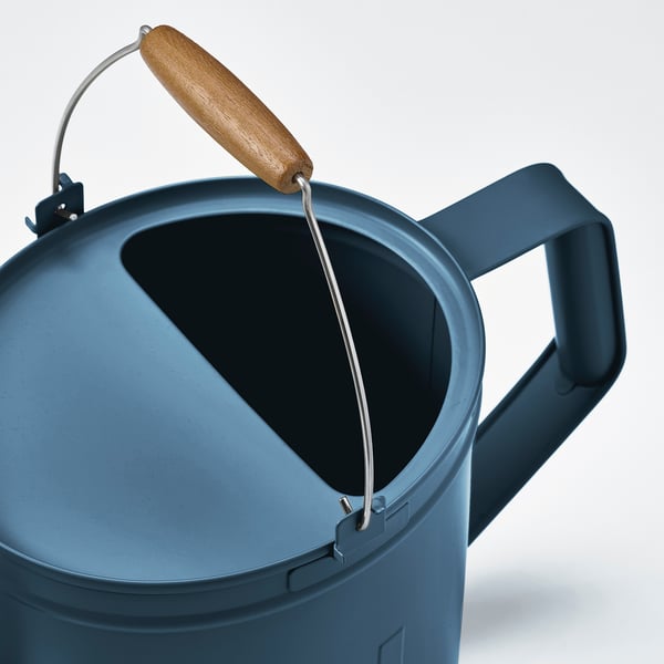 Arrosoir bleu avec poignée en bois et marquages de volume, mettant en valeur un design durable et des détails fonctionnels.