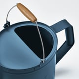 Arrosoir bleu avec poignée en bois et marquages de volume, mettant en valeur un design durable et des détails fonctionnels.