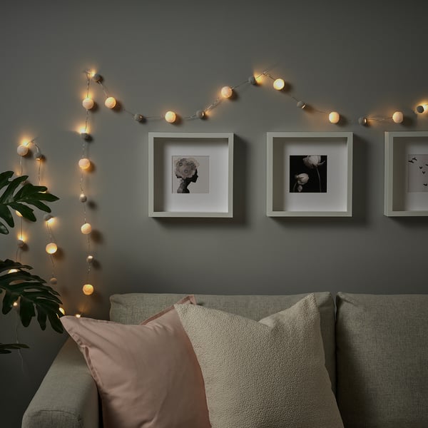 AKTERPORT Guirlande lumineuse LED 40 ampoules, à pile mini/pompom  blanc/gris - IKEA