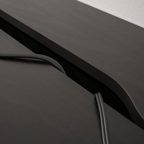 Bureau moderne au design élégant et minimaliste ; Gestion des câbles intégrée et tiroirs de rangement visibles.