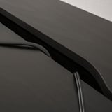 Bureau moderne au design élégant et minimaliste ; Gestion des câbles intégrée et tiroirs de rangement visibles.