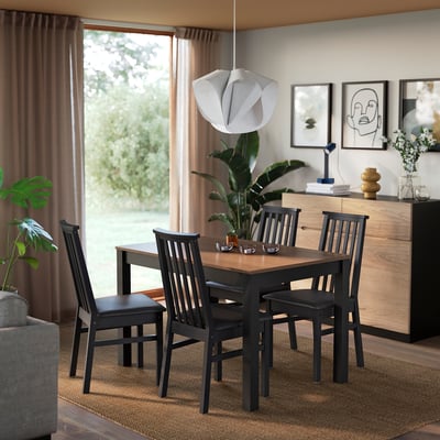 Ensemble de salle à manger noir ÅLHULT avec chaises, suspension et buffet.