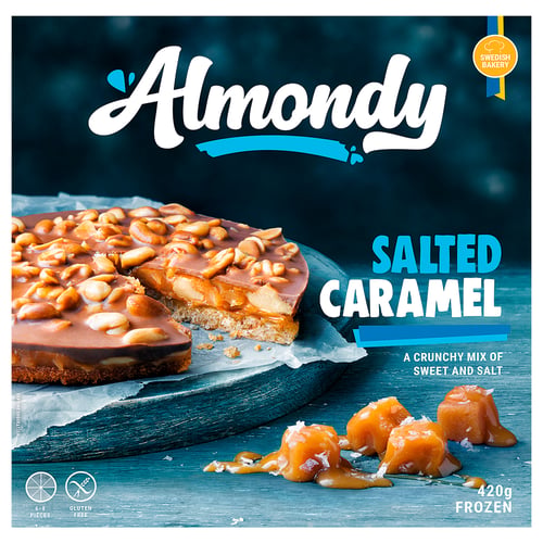 Boîte à dessert caramel salé ALMONDY caramel gluant et noix sur bois foncé avec texte caramel salé ALMONDY en bleu et blanc.