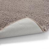 Tapis de salle de bain beige en polyester recyclé, avec dessus texturé et support en latex.