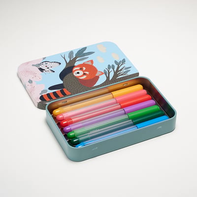 Ouvrir une boîte en étain avec des marqueurs colorés, représentant des illustrations d’animaux, sur fond gris.