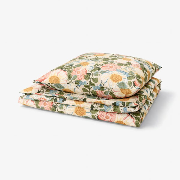 Ensemble de couette ARENBOK plié avec motifs floraux beiges et colorés, satinet-coton soyeux et mélange de lyocell.