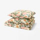 Ensemble couette ARENBOK, beige avec motifs floraux, mélange doux coton/lyocellule, forme rectangulaire, éclat soyeux, plié soigneusement.