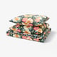 Ensemble de literie à motifs floraux, bleu foncé avec des fleurs roses et vertes, tissage soyeux en satin, forme rectangulaire, doux et luxueux.