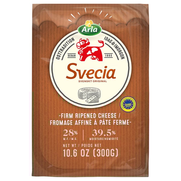Paquet de fromage à pâte ferme affiné ARLA SVECIA. Boîte marron avec logo rouge et blanc.