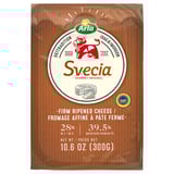 Paquet de fromage à pâte ferme affiné ARLA SVECIA. Boîte marron avec logo rouge et blanc.