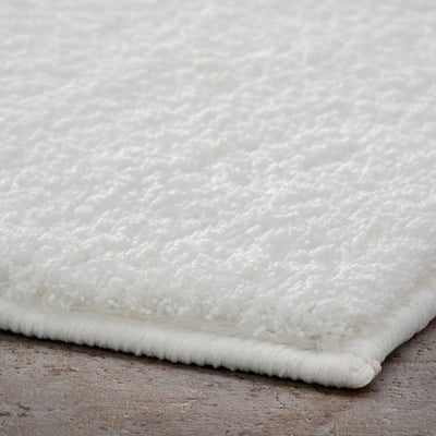 Tapis de bain BACKMÅRA, blanc. Polyester recyclé doux avec support en latex, rectangulaire, uni.